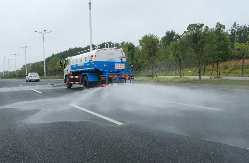 電動垃圾車（小型四輪電動垃圾清運(yùn)車）后灑功能演示