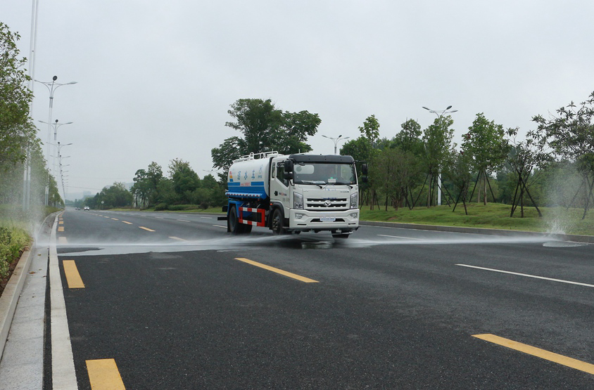 電動垃圾車（小型四輪電動垃圾清運(yùn)車）前沖功能演示