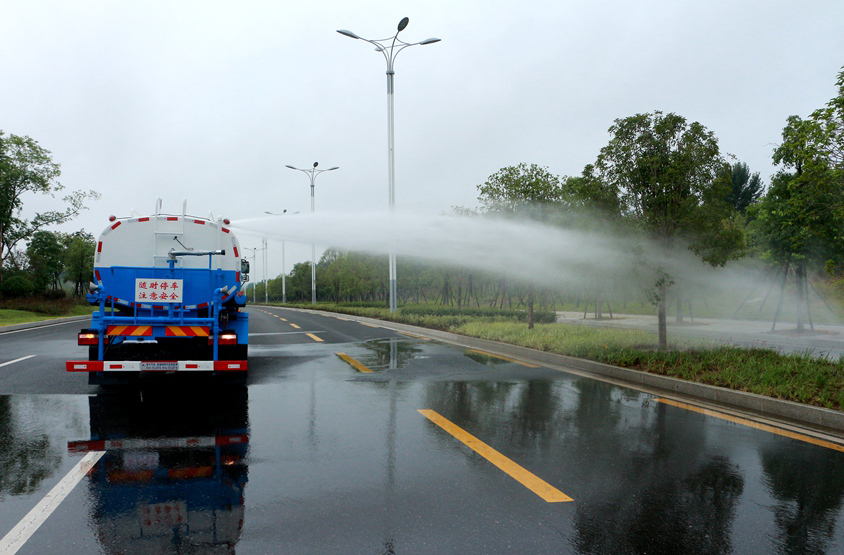 電動垃圾車（小型四輪電動垃圾清運(yùn)車）頂噴功能演示